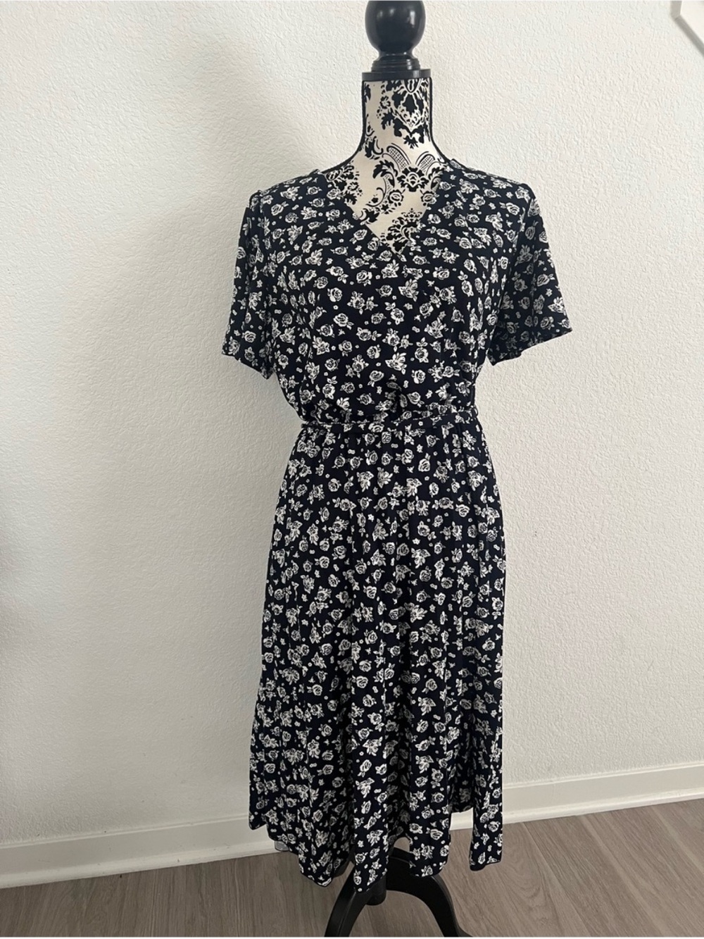 Lark + Grey Black Floral Midi Dress V-Neck Tie Waist Short Sleeve PXL